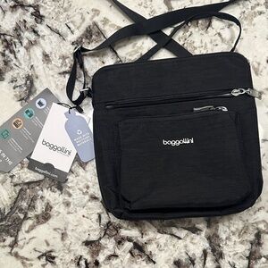 NWT Baggallini Black Pocket Crossbody Bag